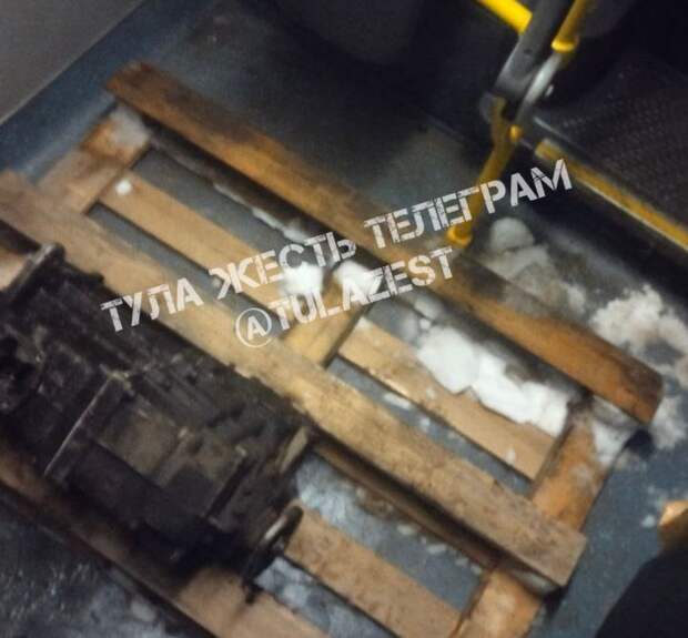 В Туле пассажиры автобуса №44 пожаловались на поддон с неизвестной деталью