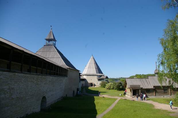 Майская поездка в Старую Ладогу. Древнерусская крепость. Пещера и храм. Прогулка по городу Волхову