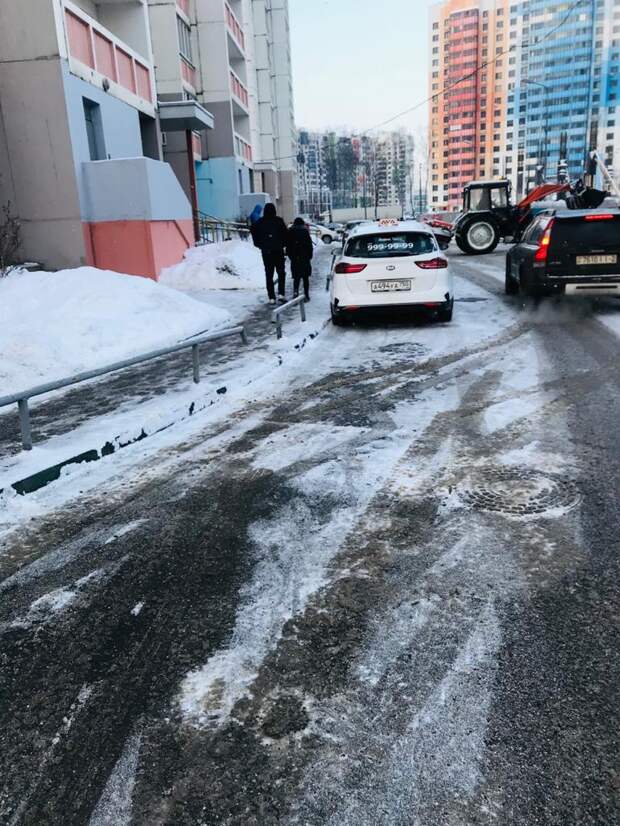 Коммунальщики убрали снежные сугробы у дома на Дмитровке