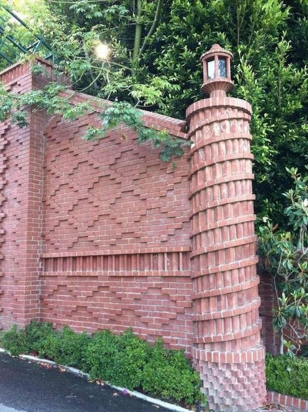 Иногда кладка кирпича превращается в искусство