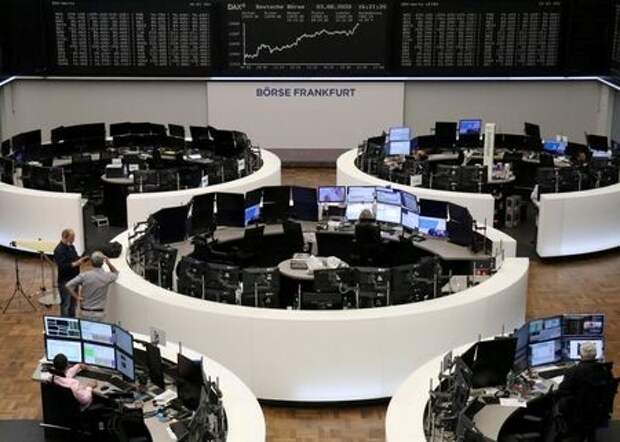 Монитор с котировками индекса DAX на Франкфуртской фондовой бирже, Германия, 3 августа 2020 года. REUTERS/Staff