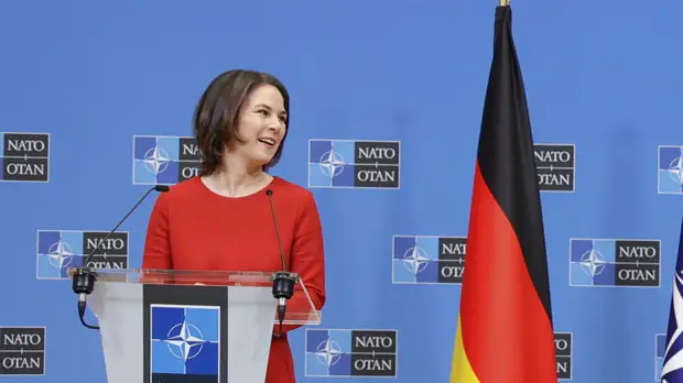 Глава МИД ФРГ Бербок подтвердила планы поддерживать разговор с Россией по всем каналам