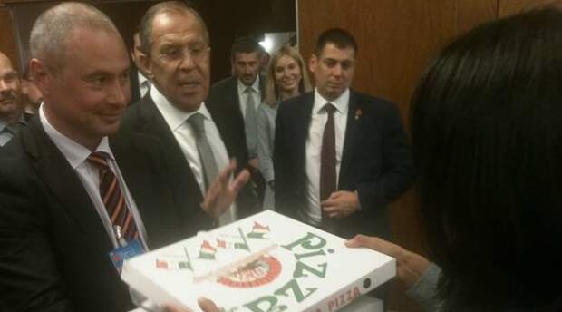В ходе затянувшихся переговоров с Керри Лавров угостил журналистов пиццей и водкой