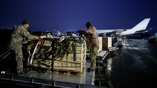 Украинские военнослужащие разгружают партию военной помощи из США в аэропорту Борисполь, 5 февраля 2022 Украинские военнослужащие разгружают партию военной помощи из США в аэропорту Борисполь, 5 февраля 2022 - РИА Новости, 1920, 22.02.2022