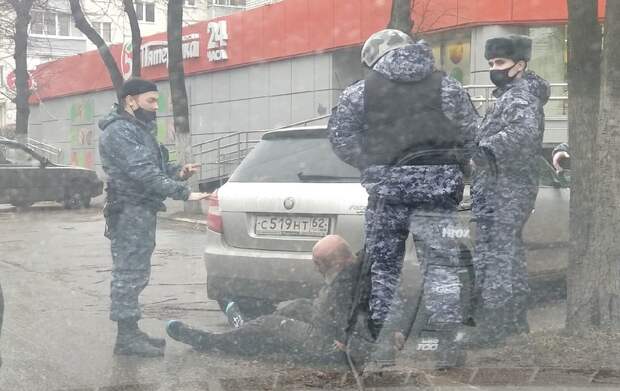 Сотрудники ГБР задержали мужчину на улице Дзержинского в Рязани