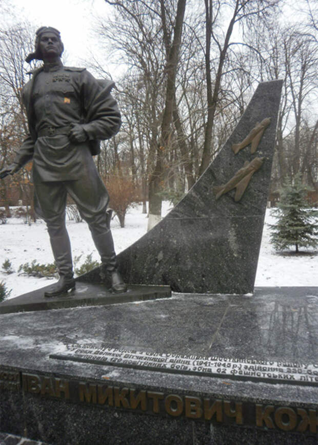 народная акция "Две гвоздики товарищу Сталину" в Киеве, памятник Герою СССР летчику Кожедубу, наклейка, Сталин|Фото: