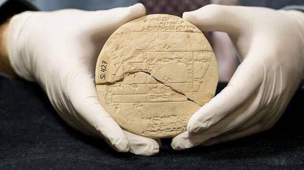 5. Этой глиняной табличке 3700 лет. На ней геометрические фигуры. Сделаны записи за тысячелетия до рождения Пифагора 5. Этой глиняной табличке 3700 лет. На ней геометрические фигуры. Сделаны записи за тысячелетия до рождения Пифагора