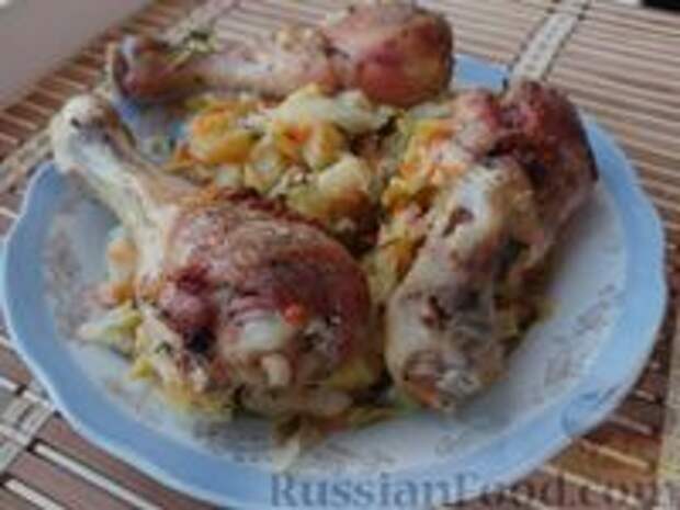 Фото к рецепту: Запечённые куриные голени с овощами (в рукаве)