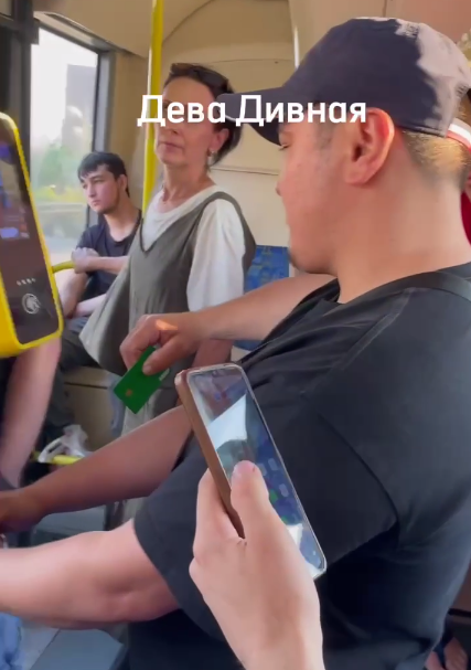 Полавтобуса мигрантов: все хотели проехать бесплатно. Славянский контролер не позволил. Фото: скрин видео тг-канал