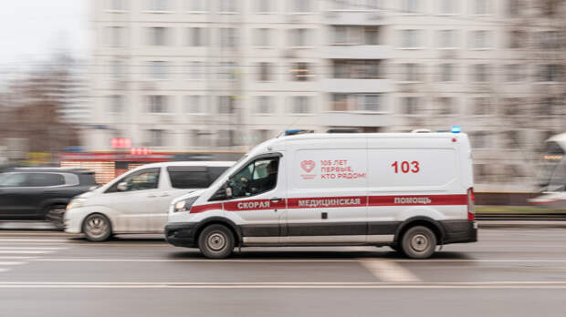 Замечтался: почему водитель во Владивостоке не пропустил «скорую помощь»