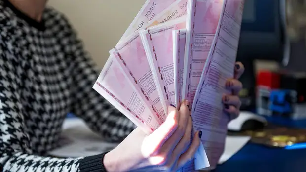 «Упрощает процесс оформления»: в России начали применять новый формат полиса ОСАГО