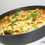 Картофельная запеканка с курицей и вялеными томатами.