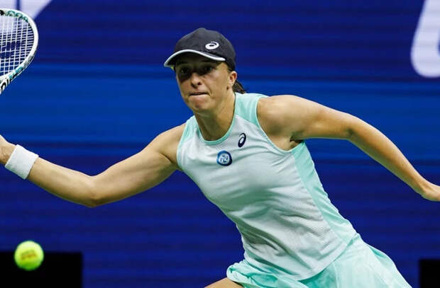 Теннис: Ига Швёнтек вышла в четвертьфинал US Open