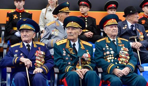 Ветераны на Красной площади перед началом военного парада, посвящtнного 74-й годовщине Победы в Великой Отечественной войне
