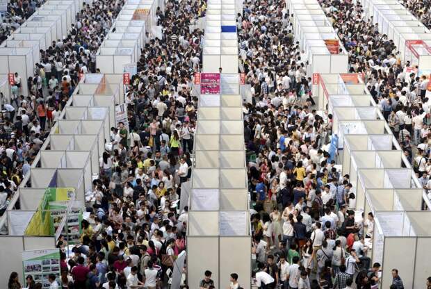 Тысячи и тысячи безработных толпятся на ярмарке вакансий в Чунцине в надежде найти работу. китай, люди, население