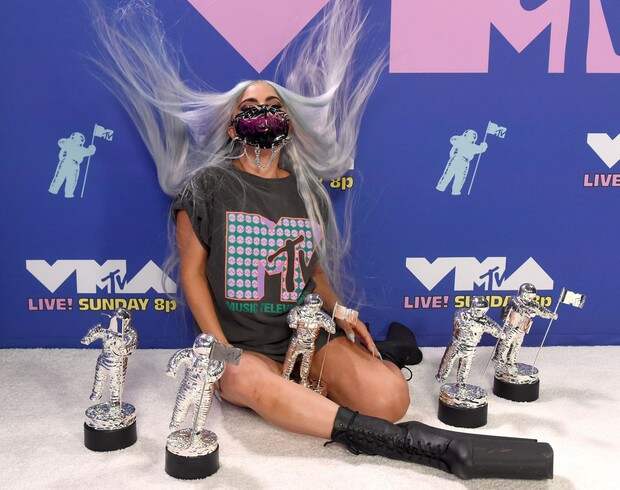 Фото №10 - Рога, шипы, розовый латекс и шлем НЛО: шесть фантастических кутюрных масок Леди Гаги на премии VMA