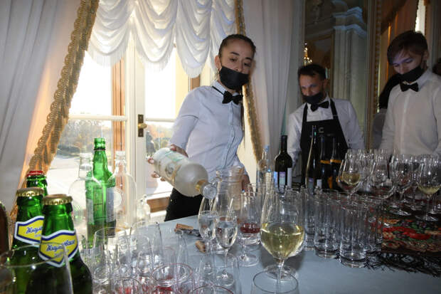 Алкогольно-салатный марафон: Эндокринолог предупредил о гормональных качелях из-за застолья