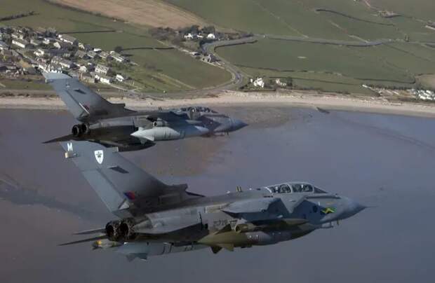 Panavia Tornado, он же MRA-75, он же Panavia 200. Плод совместной работы концернов British Aircraft Corporation (Великобритания), Messerschmitt-Bölkow-Blohm (Германия), и Aeritalia (Италия).-11