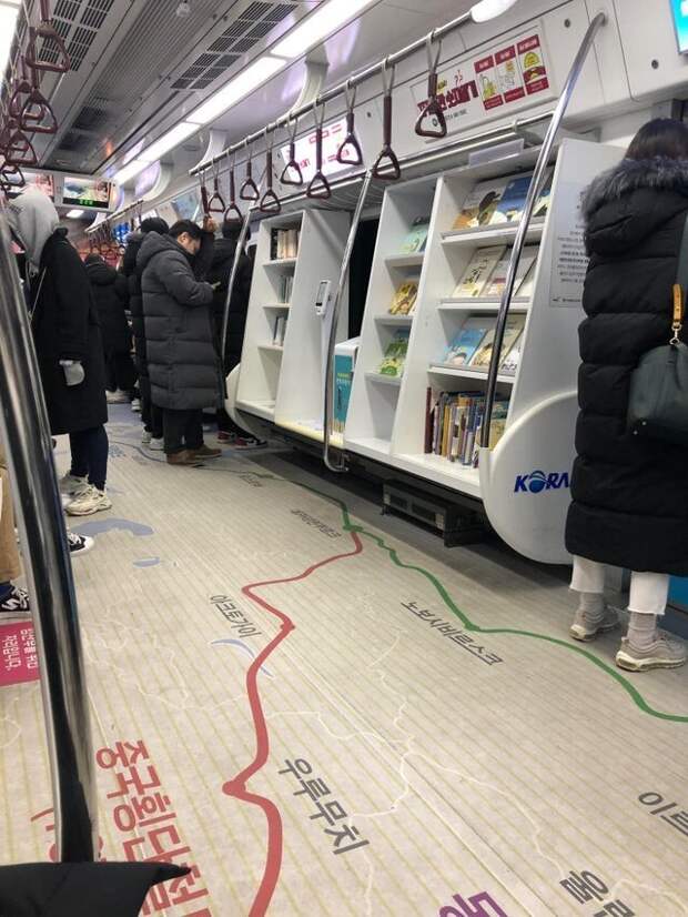 Мини-библиотека в вагоне метро Сеула Мини-библиотека в вагоне метро Сеула