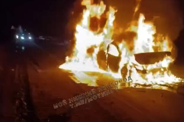 В Нижегородской области машины с людьми воспламенились в жестком ДТП