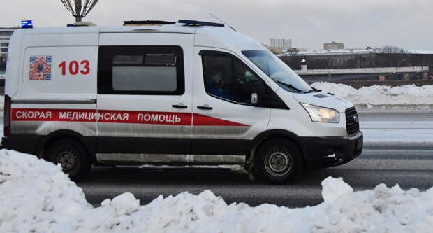 Люди повисли вниз головой на заклинившем аттракционе в российском городе