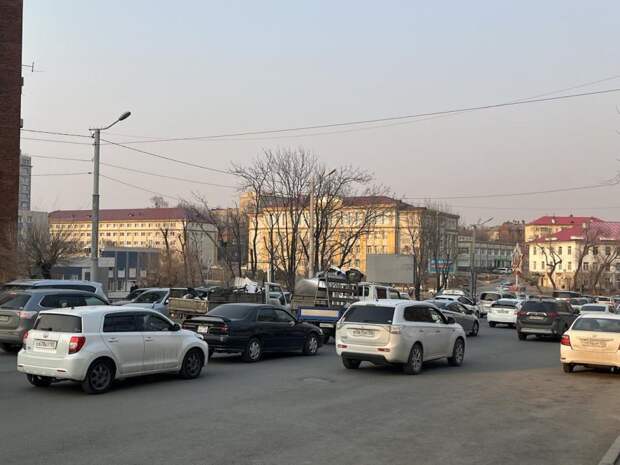 Во Владивостоке водители фур и автомобилисты поругались из-за узкой дороги