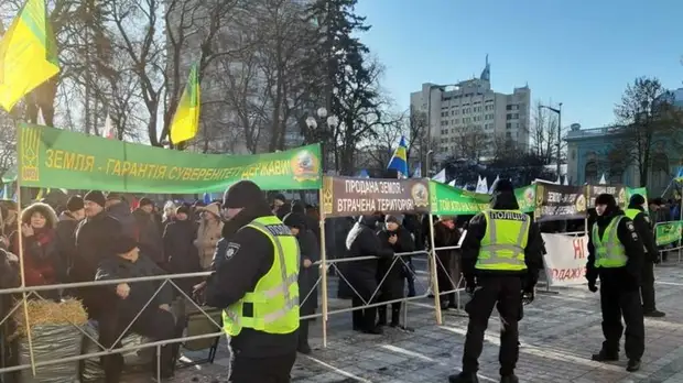 В Киеве проходит митинг против открытия рынка земли