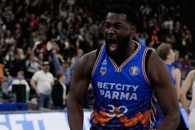 Фото: лидер «Пармы» Террелл Картер сделал предложение возлюбленной на паркете домашней арены