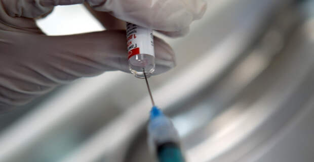 Венгерский политолог рассказал о проблемах Франции из-за отказа от российских вакцин