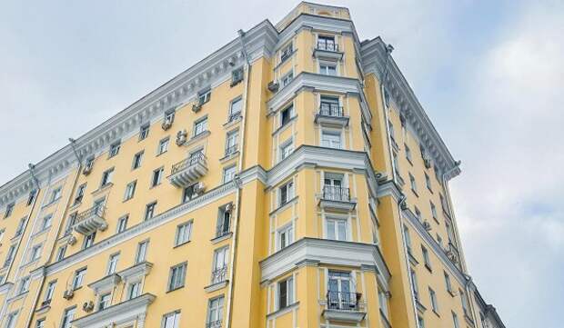 Фасады 30 домов в стиле неоклассицизма обновили за 10 лет в рамках капремонта в ЮАО