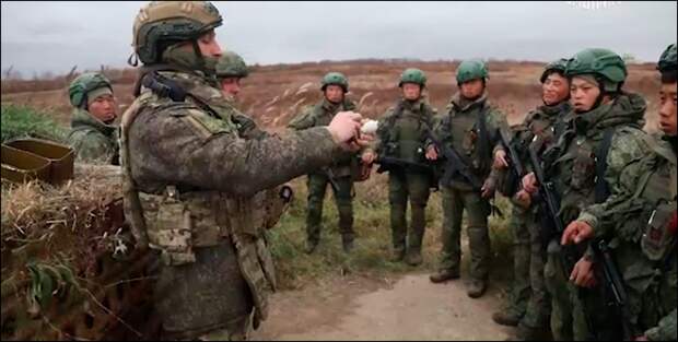 Русские военные инструкторы быстро нашли общий язык с корейскими военными // Скриншот: видео из ТГ-канала "Военкоры Русской весны"