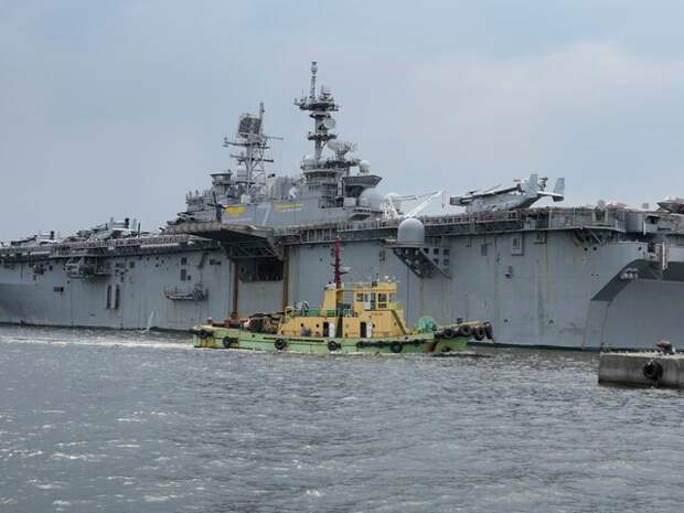 Десантный корабль USS Tripoli с 3 500 военными прибыл на Ближний Восток