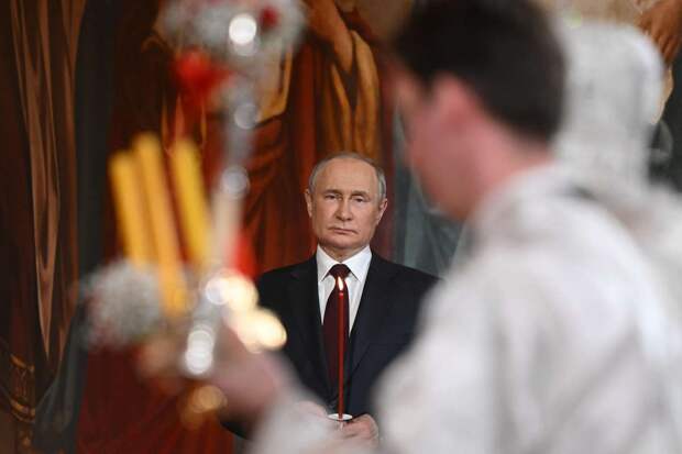 Путин посетил пасхальную службу в храме Христа Спасителя в Москве