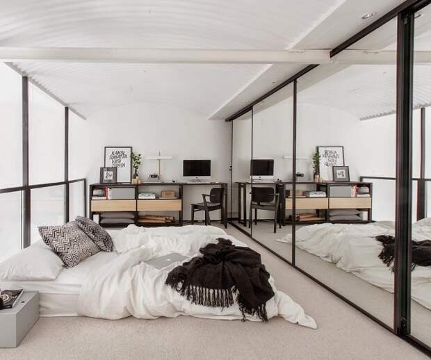 Черно-белый интерьер спальной выглядит очень симпатично и впечатляюще.