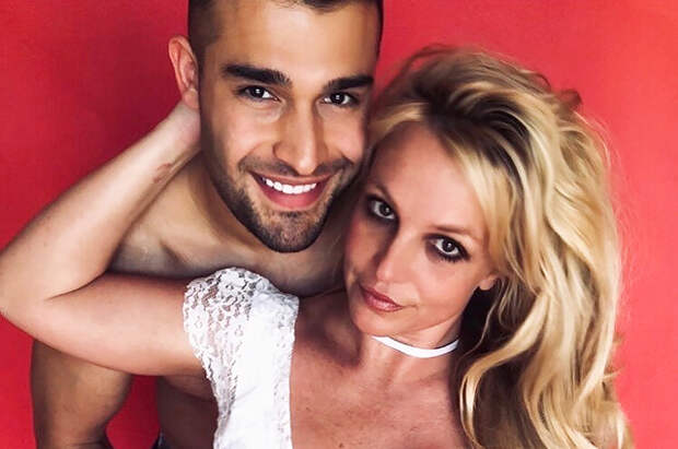 Бритни Спирс поделилась новыми снимками с бойфрендом Сэмом Асгари в честь его дня рождения