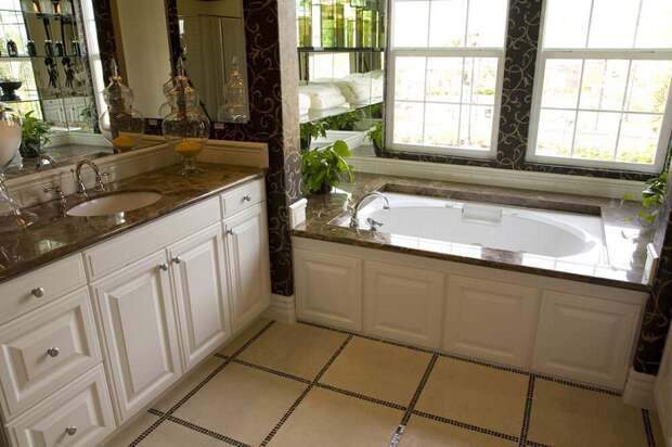 Отличное решение создать удачный интерьер в ванной комнате с помощью добавления коричневых оттенков.