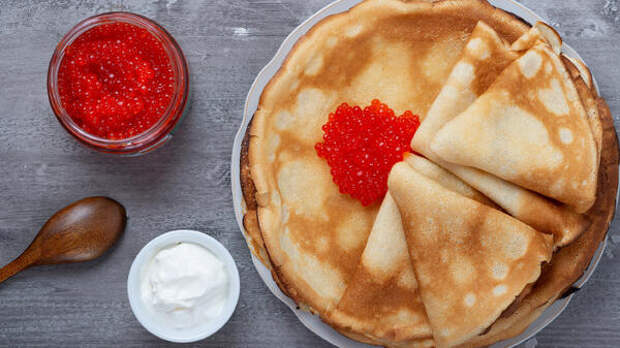 Сколько стоит приготовить блины с икрой на Масленицу для всей семьи — цены и кулинарные советы