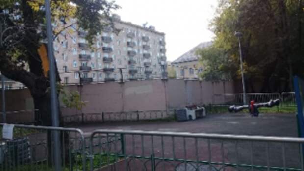 Детскую площадку приведут в порядок в районе. Фото предоставили в управе района
