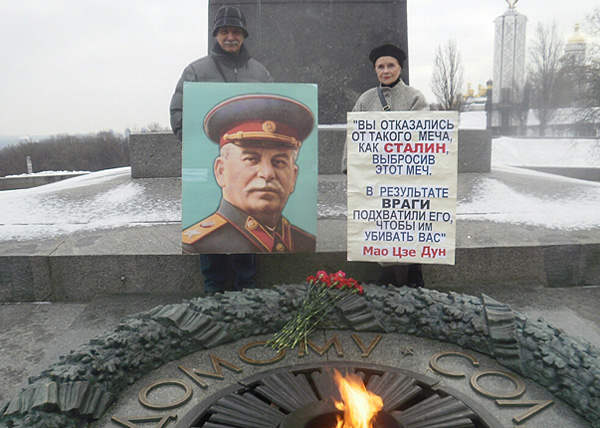 народная акция "Две гвоздики товарищу Сталину" в Киеве, Вечный Огонь, Парк Славы, Украина|Фото: