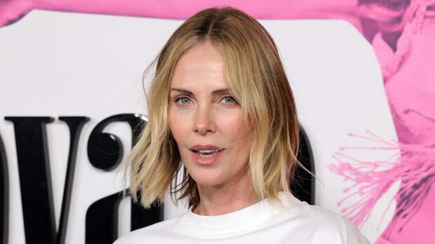 Актриса Шарлиз Терон в платье с открытой спиной снялась для обложки глянца