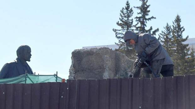 "А Ленин наблюдает". В Барнауле ремонтируют постамент под чутким взором вождя пролетариата