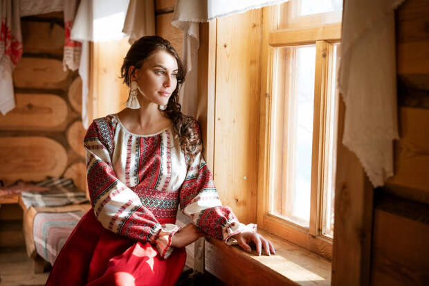 "Она улыбается редко. Ей некогда лясы точить": Шесть видов деятельности, которые выдадут русскую домохозяйку