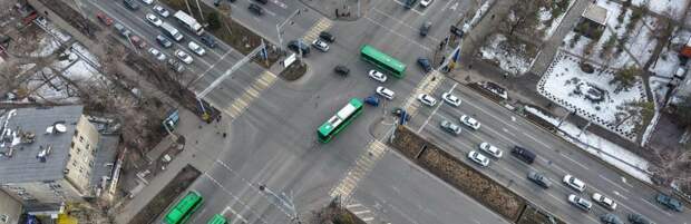 На загруженных перекрёстках Алматы изменили работу светофоров