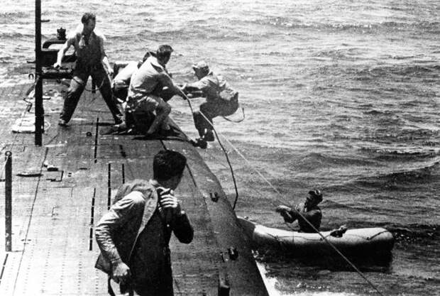Члены экипажа американской подводной лодки «Танг» во время спасения сбитого пилота в районе атолла Трук Великая отечественая война, архивные фотографии, вторая мировая война