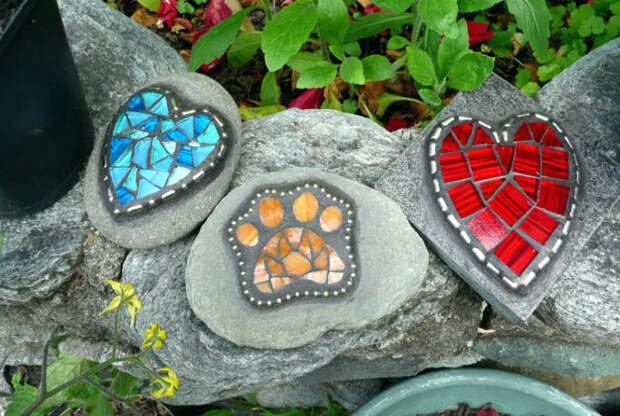 Камни, декорированные мозаикой. | Фото: The Flow Zone.