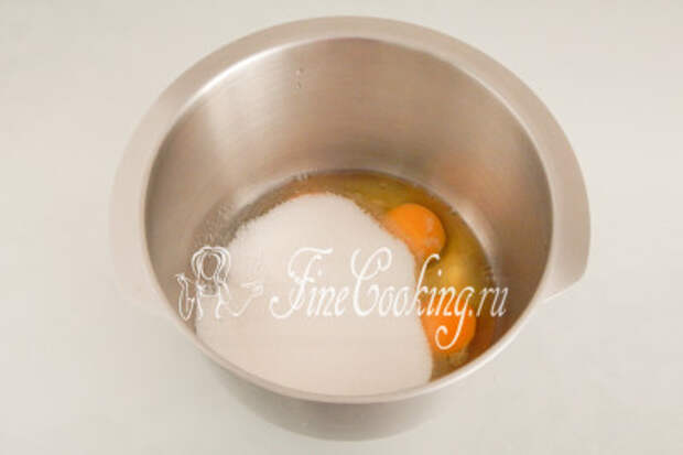 В другую посуду разбиваем 3 куриные яйца, добавляем к ним 300 граммов сахарного песка