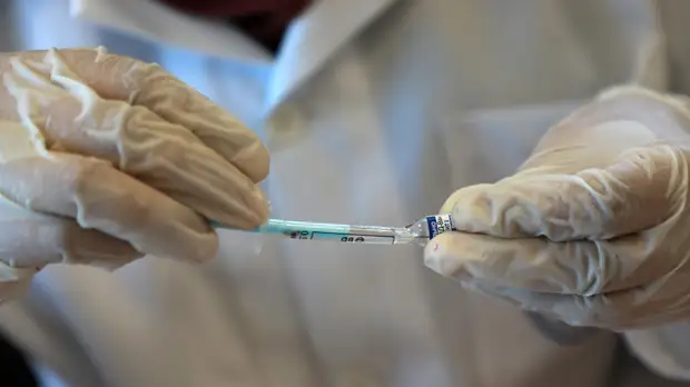 Привитые «Спутником V» туристы смогут въехать в Израиль с российской справкой