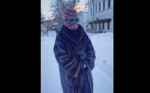 Утепленная Виктория Исакова прогулялась по Рязани