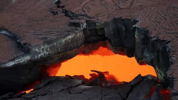 В застывшей лаве подводных вулканов нашли миллиарды «марсианских» бактерий