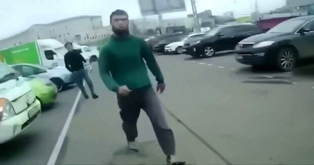 «Ты не попутал? Мою машину фоткаешь!»: автохам напал на инспектора московского паркинга